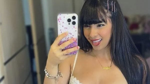 Juliana Bonde provocou furor nas redes ao compartilhar clique ousado em frente ao espelho