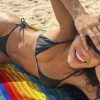 Giovana Cordeiro põe corpão pra jogo em dia de praia e deslumbra seguidores