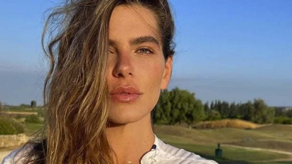 Mariana Goldfarb esbanja beleza e boa forma em clique na praia e encanta internautas