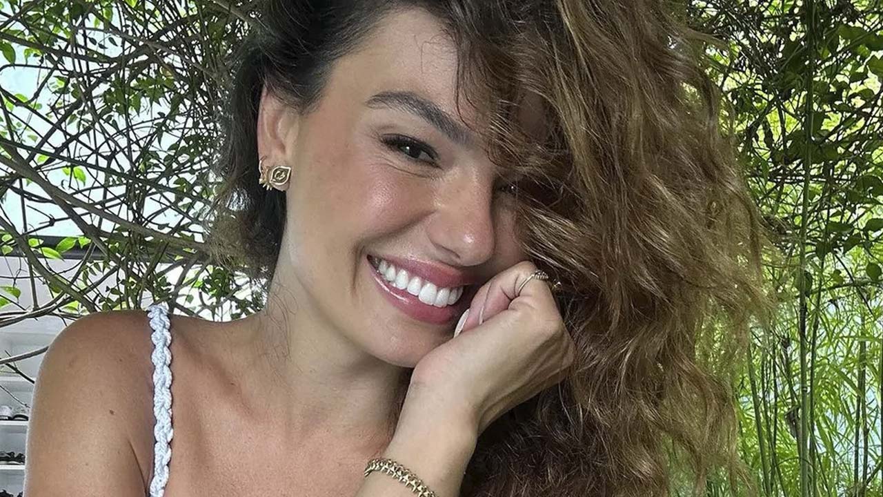 Isis Valverde deslumbra seguidores e ostenta sua beleza e boa forma em ensaio