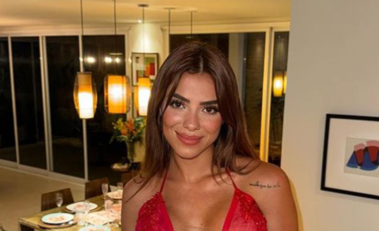 Key Alves chooses a low-cut dress to enjoy Christmas