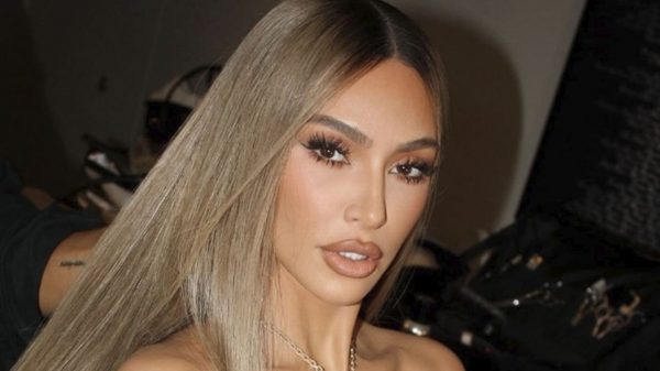 Kim Kardashian provoca alvoroço na web a surgir com "bumbumzinho"