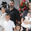 Letícia Cazarré e Juliano Cazarré posam com os filhos na noite de Natal