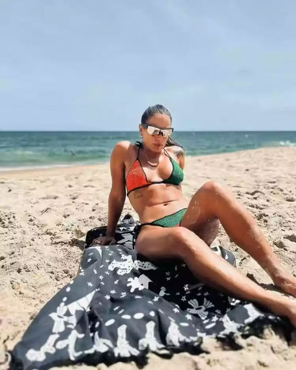Carol Peixinho ostenta seu corpão em praia de Salvador