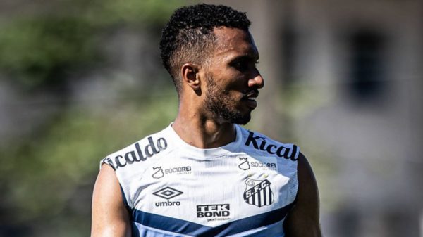 Santos quer enviar Lucas Braga para o rival