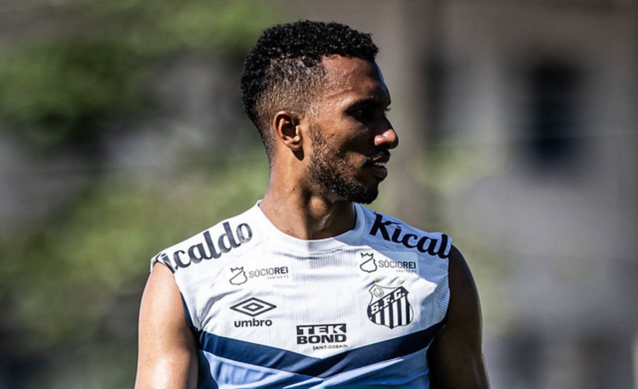 Santos quer enviar Lucas Braga para o rival
