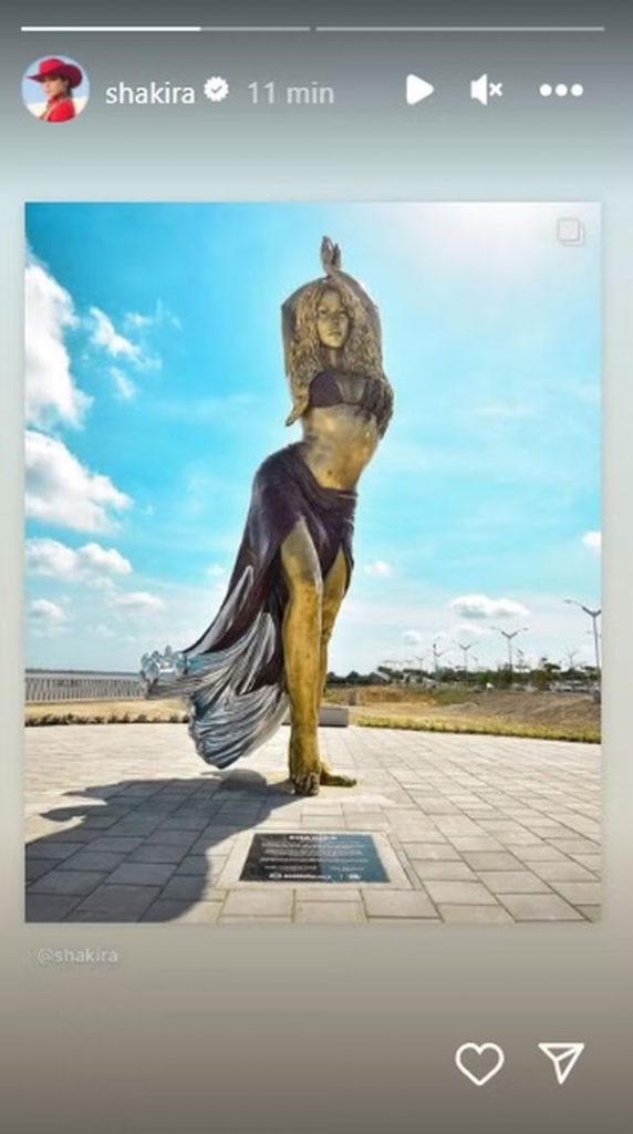 Shakira compartilha orgulhosa registro de sua estátua em Barranquilla