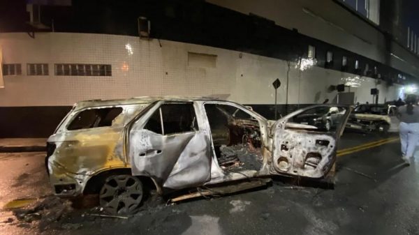 Torcida do Santos queimou o carro de Mendoza