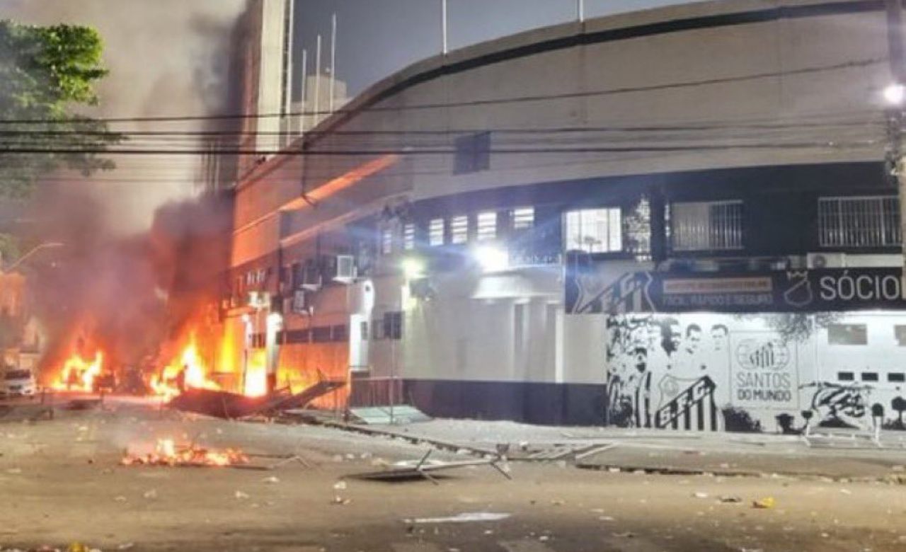 Vila Belmiro vem sendo alvo de muitos protestos