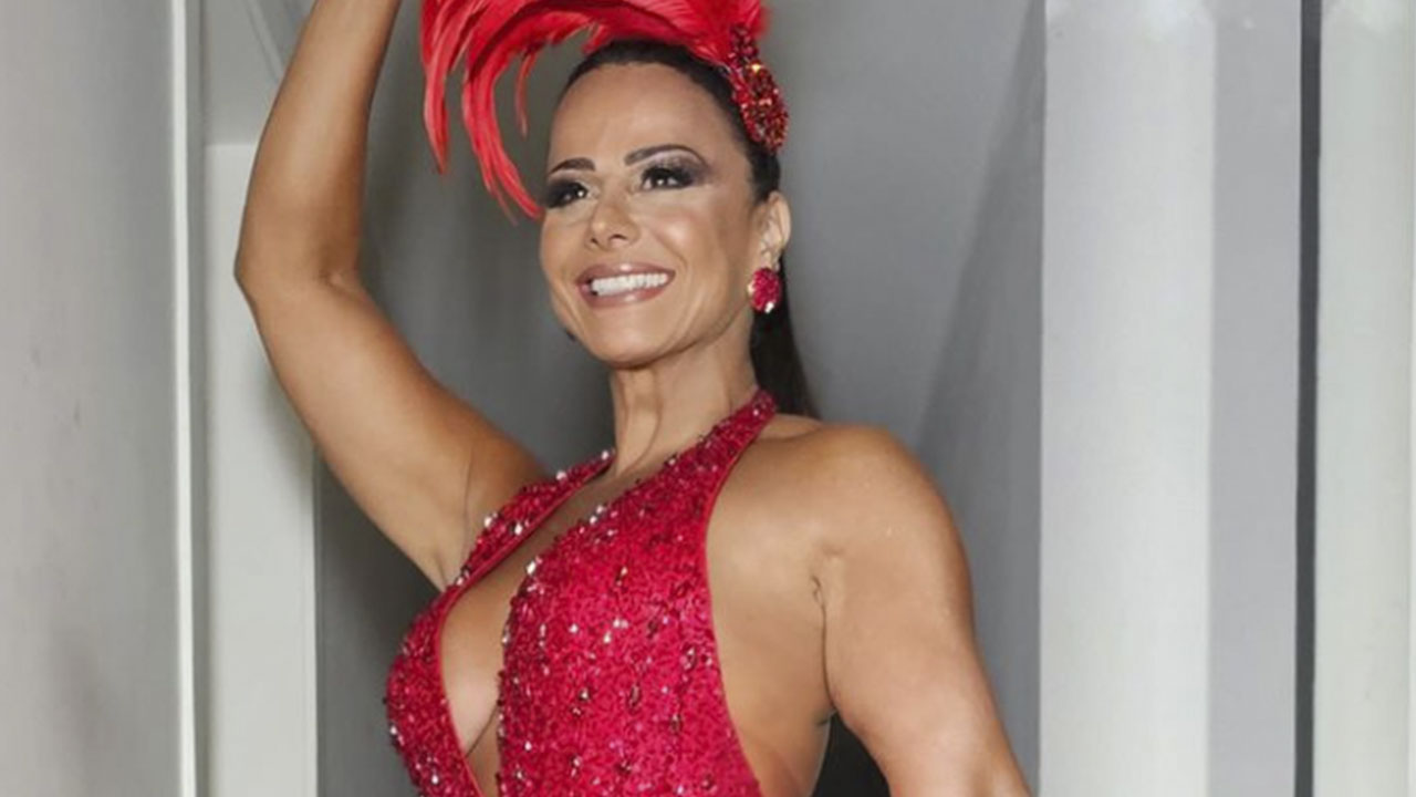 Viviane Araújo arrasa no look e mostra preparação em dia pro carnaval 2024