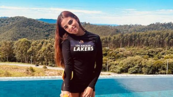 Key Alves curtiu dia de piscina