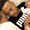 Neymar em registro com os filhos Davi Lucca e Mavie