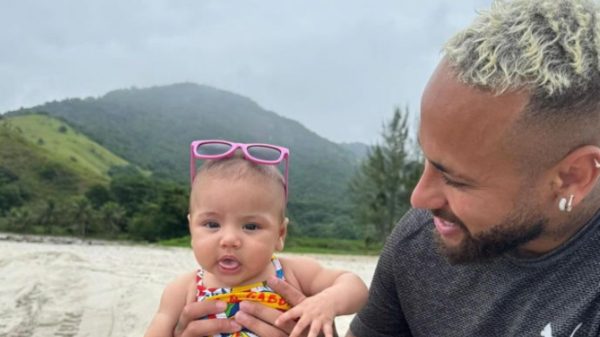 Neymar curtiu dia de praia com Mavie