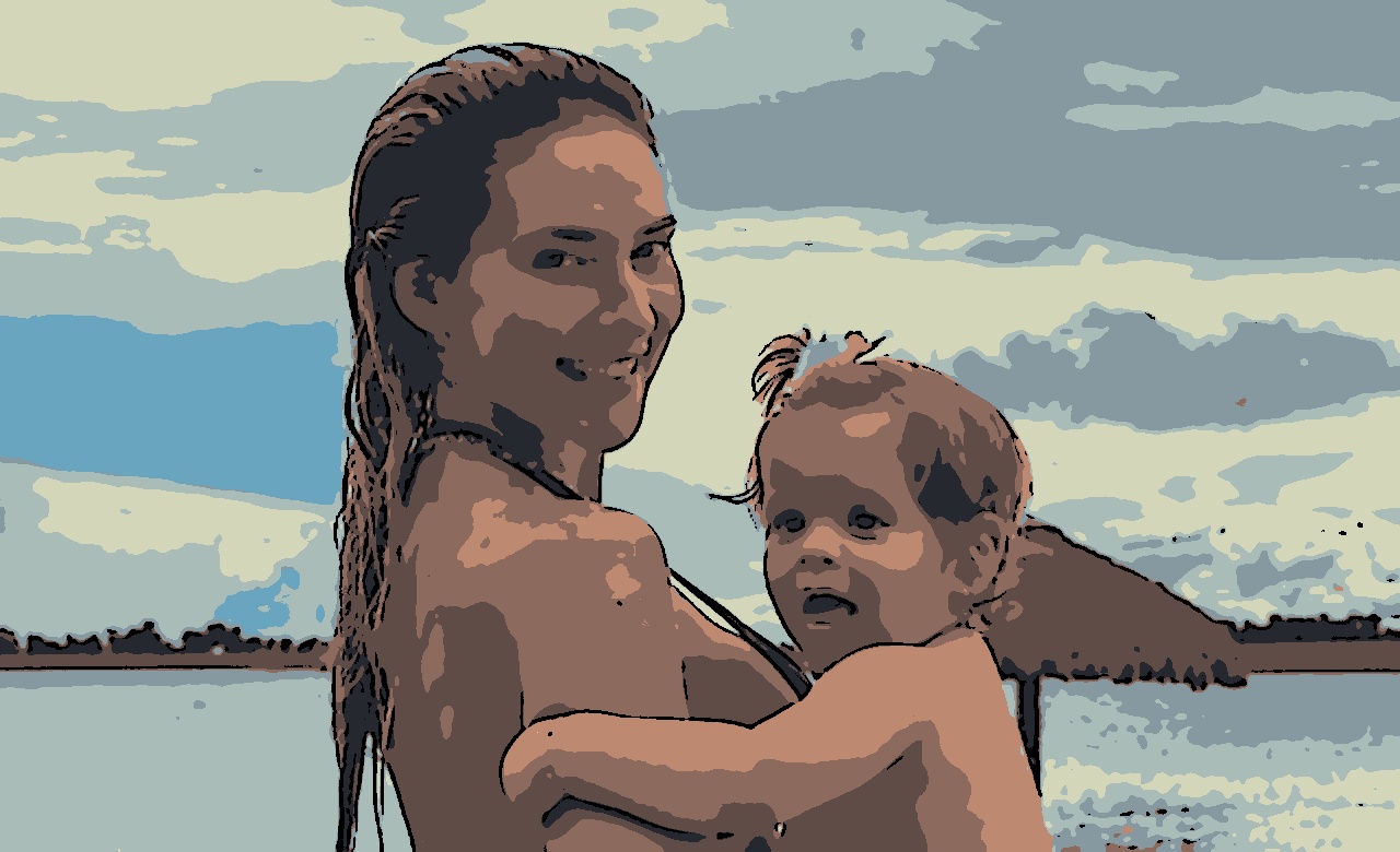 Virginia Fonseca appears in a bikini and has fun in the river with her daughter