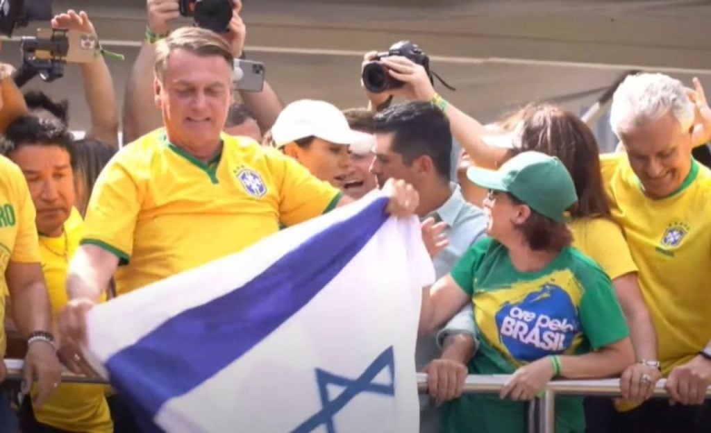 Jair Bolsonaro exibe bandeira de Israel
